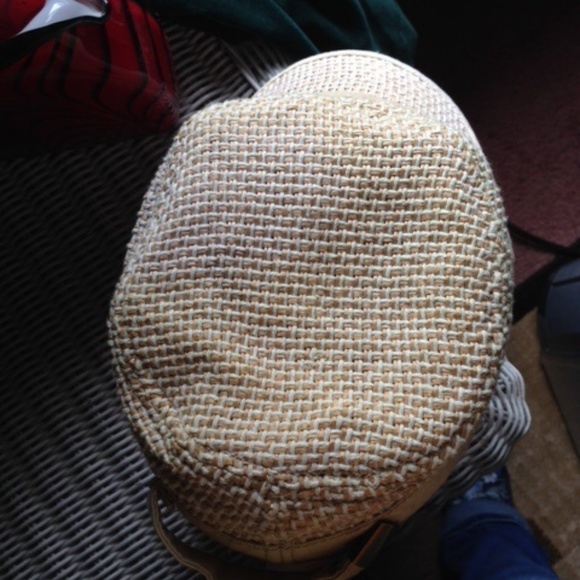 Beige cap with patterns - Picture 2 of 4